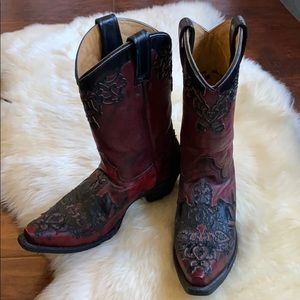 Corral Women’s red boot with black overlay.